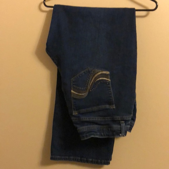 lee natural fit just below the waist